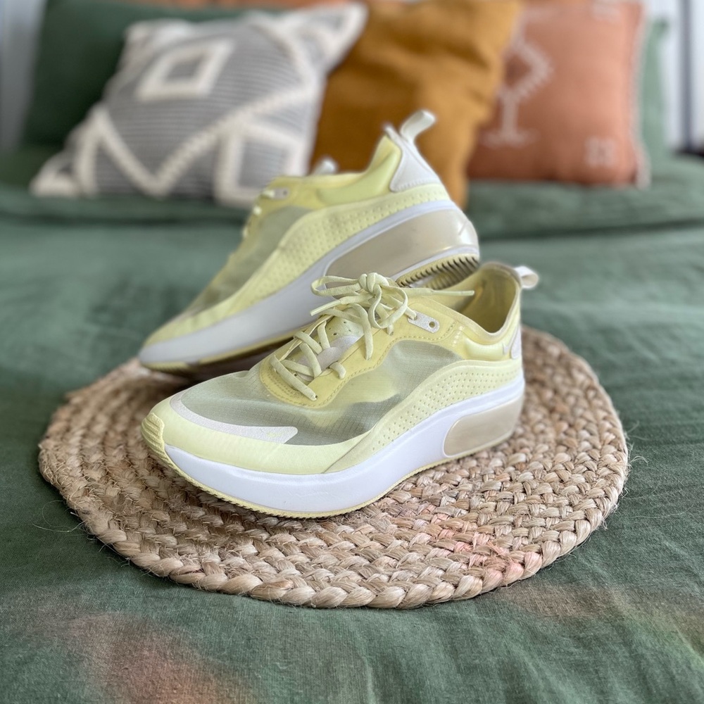 *SOLD* Nike Air Max Dia - Womens 8